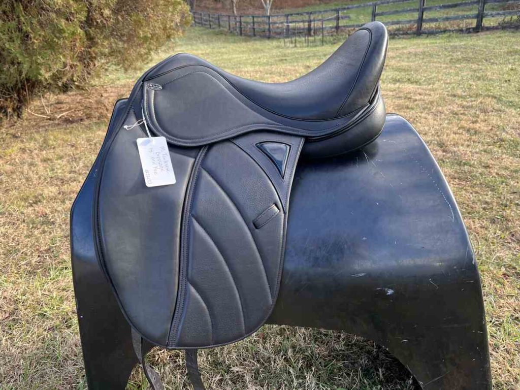 Side of M Toulouse dressage saddle