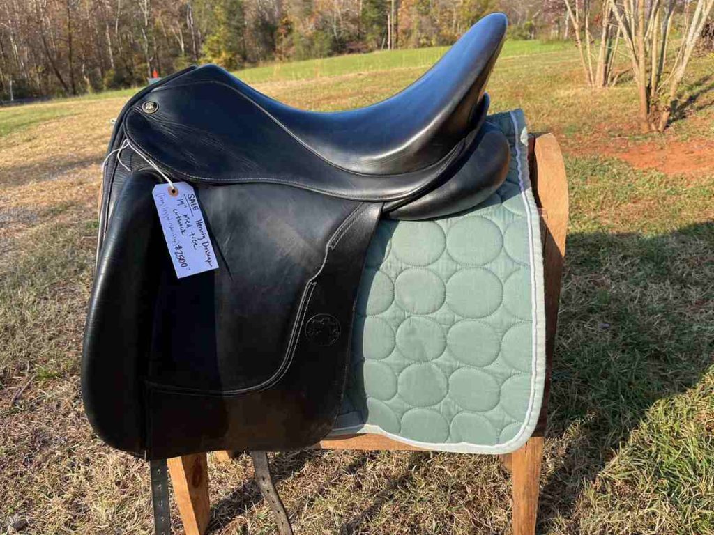 Hennig Dressage Saddle on saddle rack outside